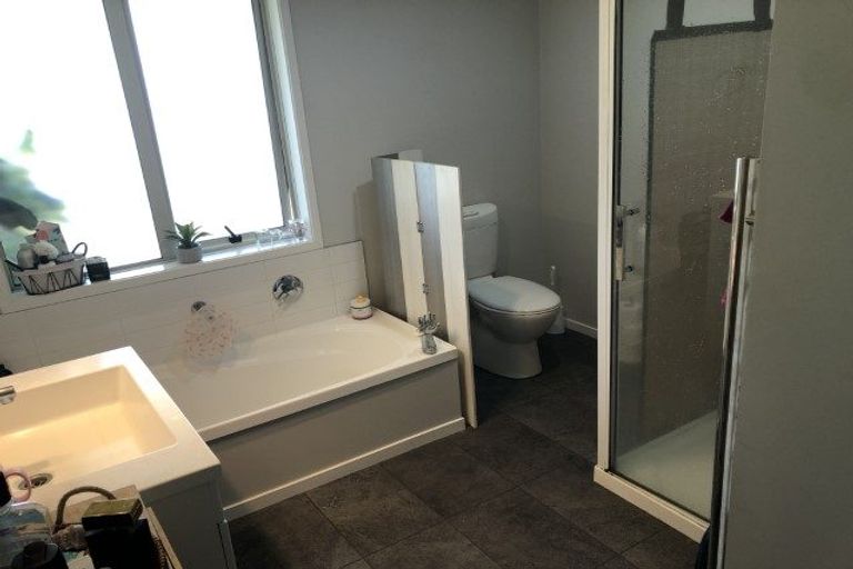 Photo of property in 86 Sunstone Crescent, Timberlea, Upper Hutt, 5018