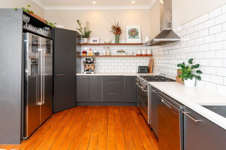 Photo of property in 90 Onepu Road, Lyall Bay, Wellington, 6022