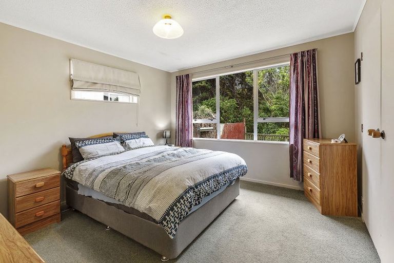 Photo of property in 15 Woolwich Close, Whitby, Porirua, 5024