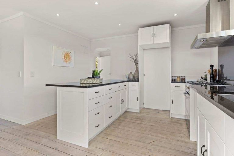 Photo of property in 12 Tindalls Bay Road, Tindalls Beach, Whangaparaoa, 0930