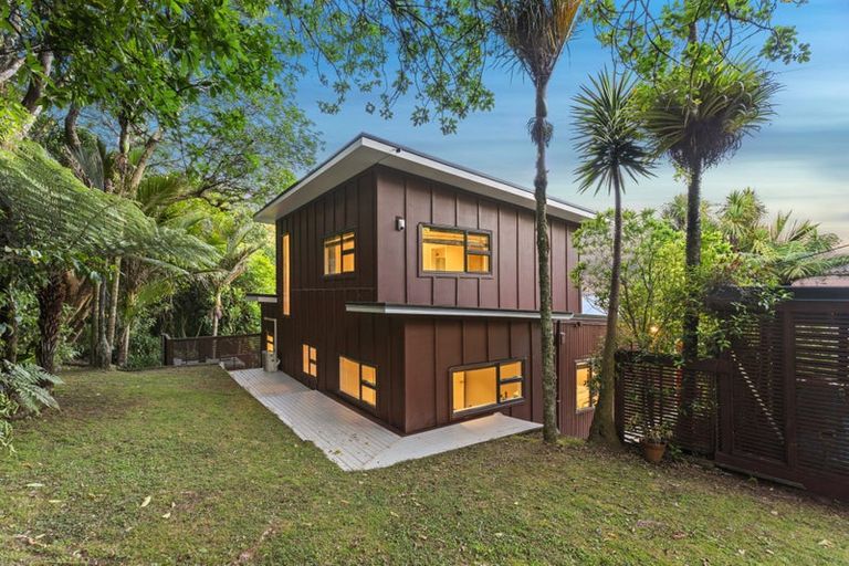 Photo of property in 6 Otitori Bay Road, Titirangi, Auckland, 0604