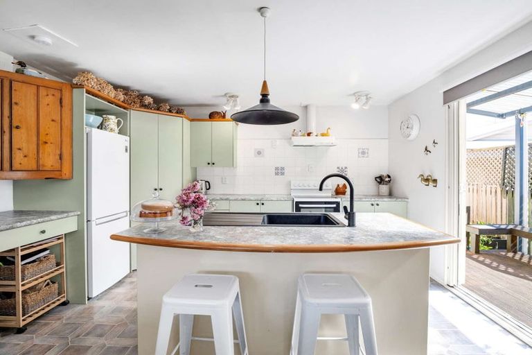 Photo of property in 16 Rangiwhea Road, Waiuku, 2123