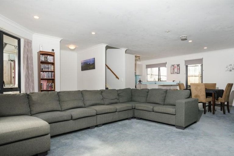 Photo of property in 21 View Ridge Drive, Ranui, Auckland, 0612