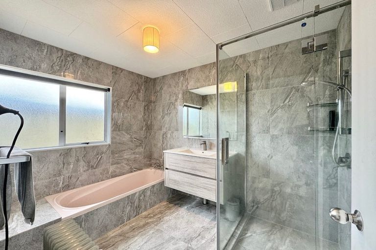 Photo of property in 1/6 Kirklow Place, Goodwood Heights, Auckland, 2105