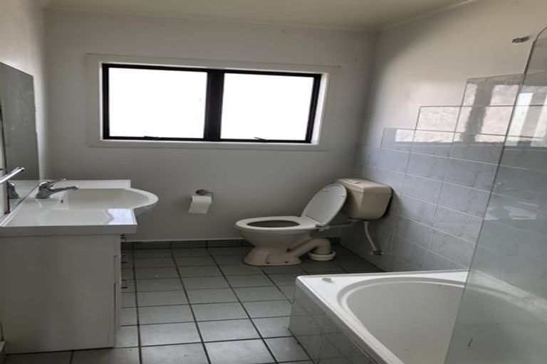 Photo of property in 1/68 College Road, Northcote, Auckland, 0627