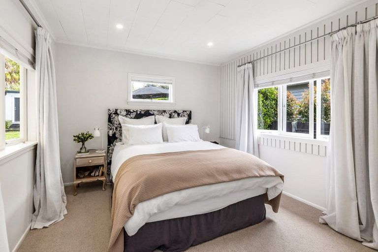 Photo of property in 24 Riro Street, Point Chevalier, Auckland, 1022