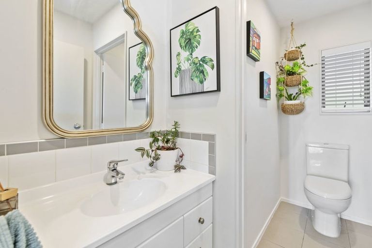 Photo of property in 1/35 Channel View Road, Campbells Bay, Auckland, 0630