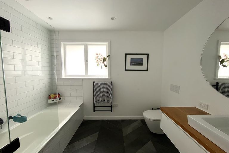 Photo of property in 8 Waipani Road, Te Atatu Peninsula, Auckland, 0610