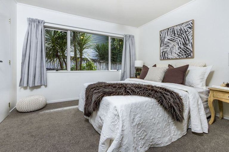 Photo of property in 2/13 Valecrest Place, Bayview, Auckland, 0629