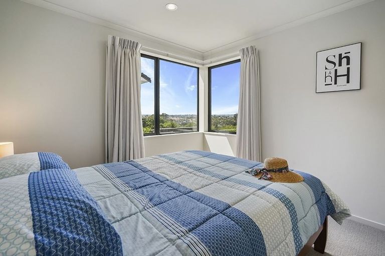 Photo of property in 102 Lake Panorama Drive, Henderson Valley, Auckland, 0612