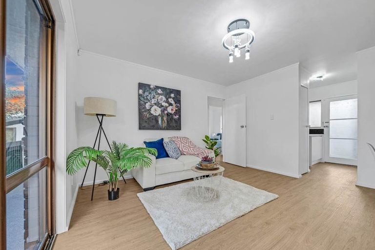 Photo of property in 2/4173a Great North Road, Glen Eden, Auckland, 0602
