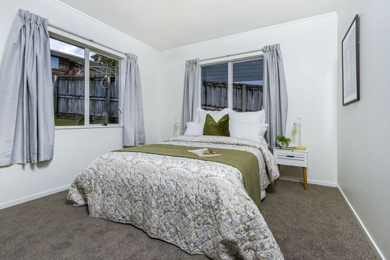 Photo of property in 2/13 Valecrest Place, Bayview, Auckland, 0629