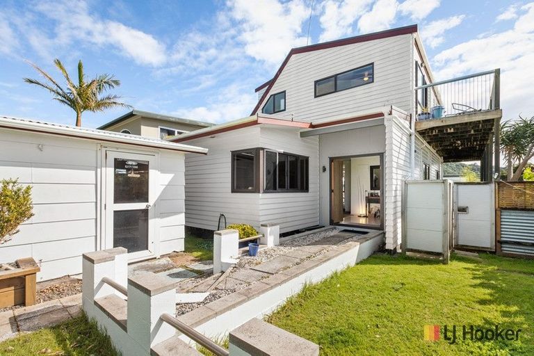 Photo of property in 28 Ocean View Road, Waihi Beach, 3611
