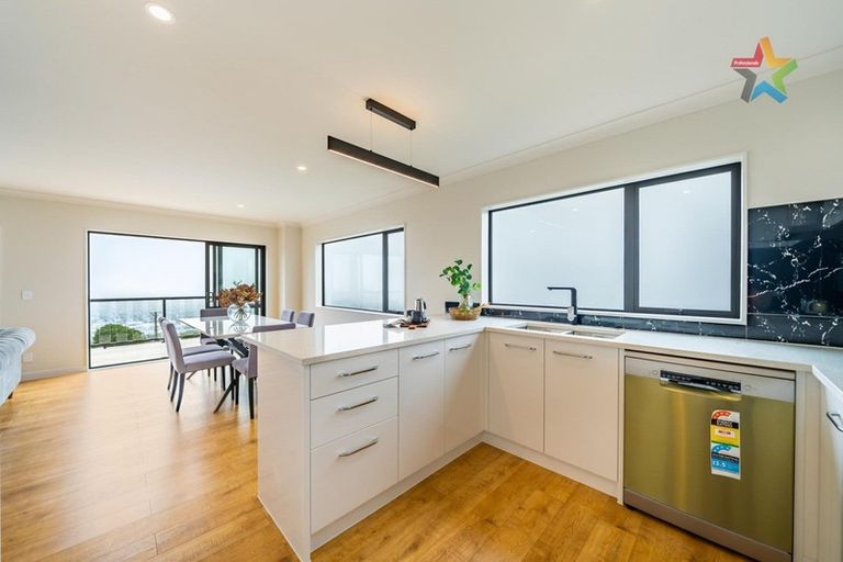 Photo of property in 8 Poto Road, Normandale, Lower Hutt, 5010