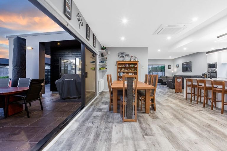 Photo of property in 55 Queen Charlotte Drive, Aotea, Porirua, 5024