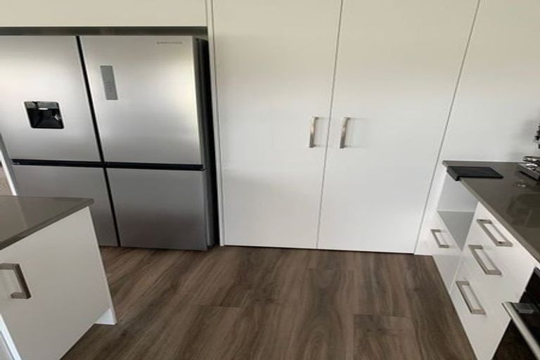 Photo of property in 29b Glanmire Road, Newlands, Wellington, 6037