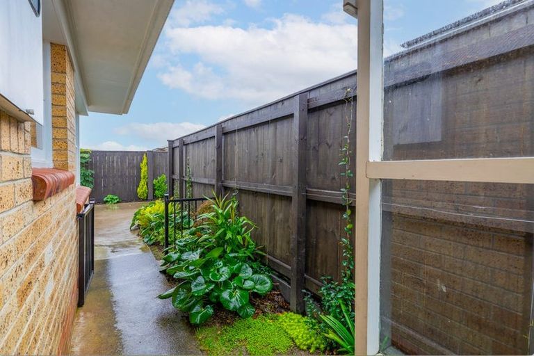 Photo of property in 26 Barron Drive, Green Bay, Auckland, 0604