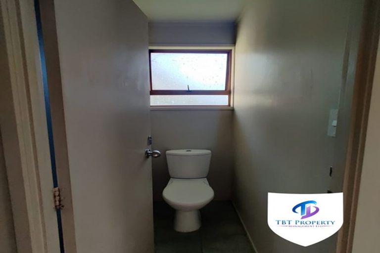 Photo of property in 2/41 Challen Close, Conifer Grove, Takanini, 2112