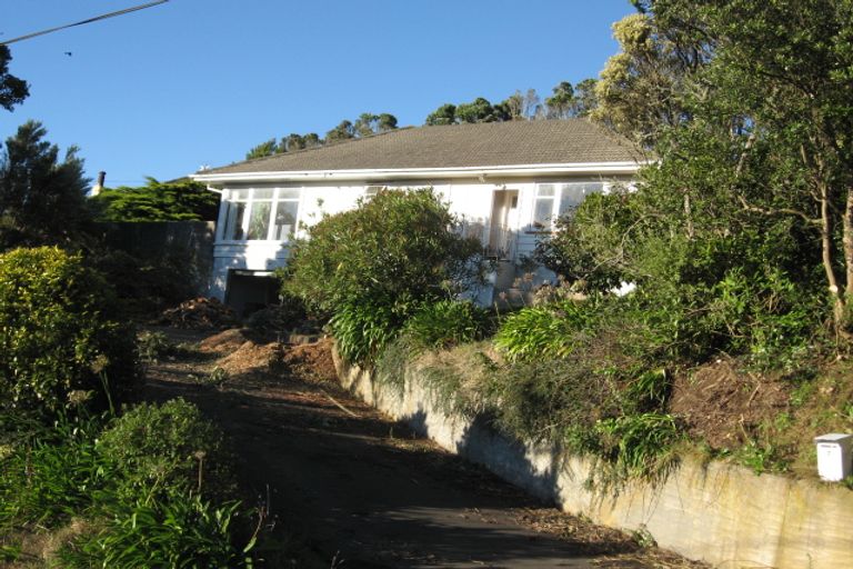 Photo of property in 7 Miles Crescent, Newlands, Wellington, 6037