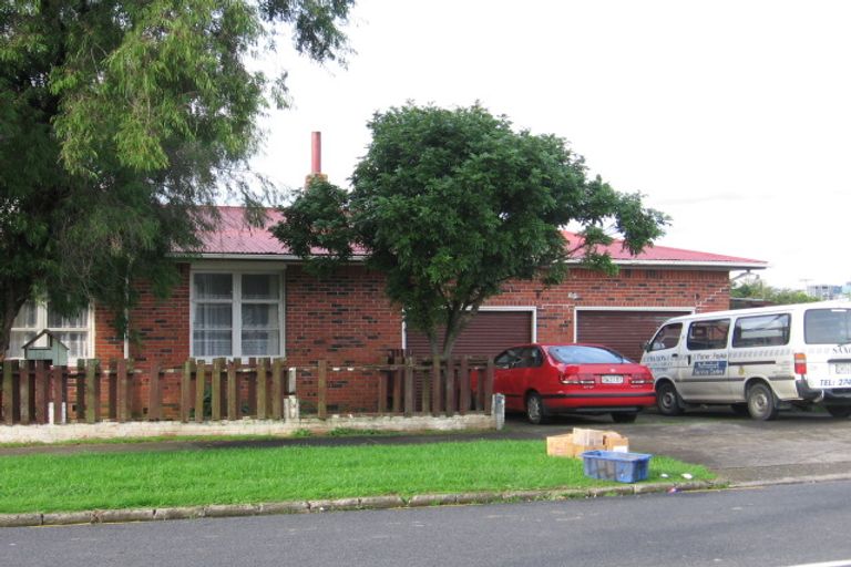 Photo of property in 2 Ranfurly Road, Papatoetoe, Auckland, 2104