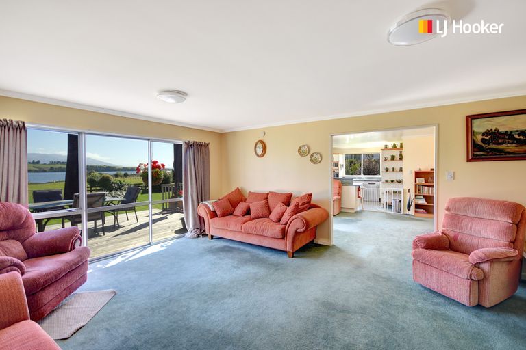 Photo of property in 24 Surrey Bay Road, Waihola, Outram, 9073