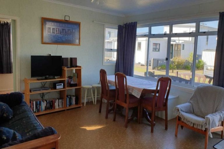 Photo of property in 11 Second Avenue, Urenui, 4377