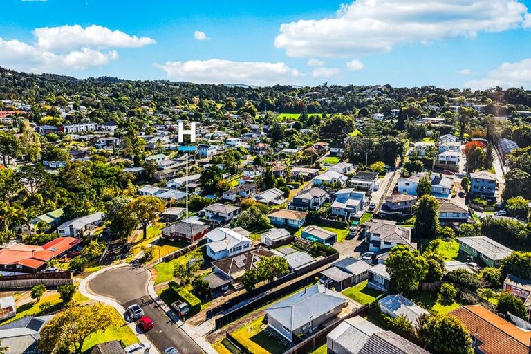 Photo of property in 12 Firle Place, Green Bay, Auckland, 0604