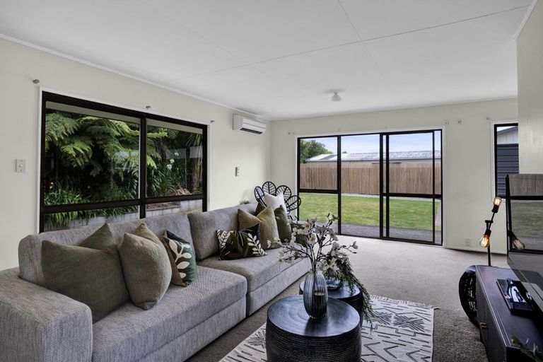 Photo of property in 118 Riversdale Drive, Merrilands, New Plymouth, 4312