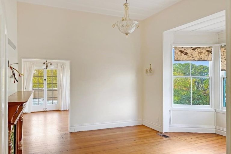 Photo of property in 18 Bridge View Road, Birkenhead, Auckland, 0626