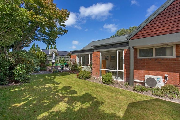 Photo of property in 2/32a Bryndwr Road, Fendalton, Christchurch, 8052