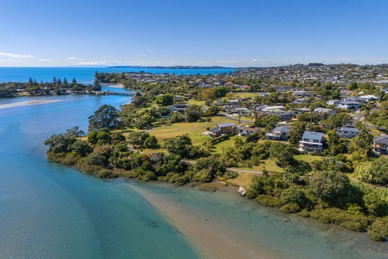 Photo of property in 40 Pohutukawa Avenue, Red Beach, 0932