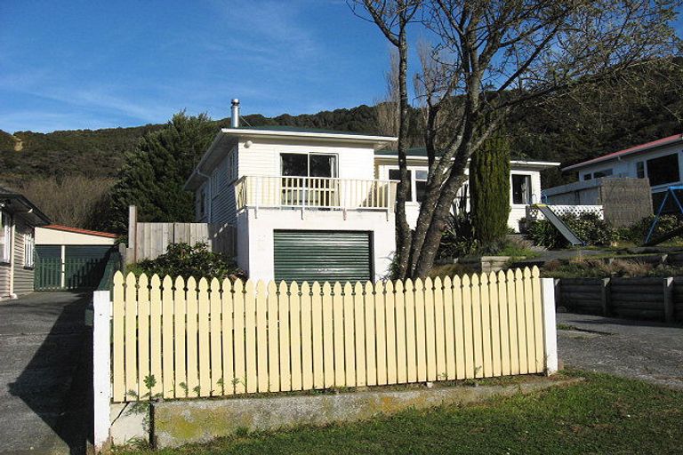 Photo of property in 15 Gardiner Grove, Wainuiomata, Lower Hutt, 5014
