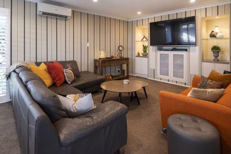 Photo of property in 3 Pounamu Place, Shelly Park, Auckland, 2014