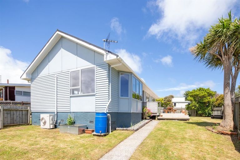 Photo of property in 3 Kingsbridge Place, Newlands, Wellington, 6037