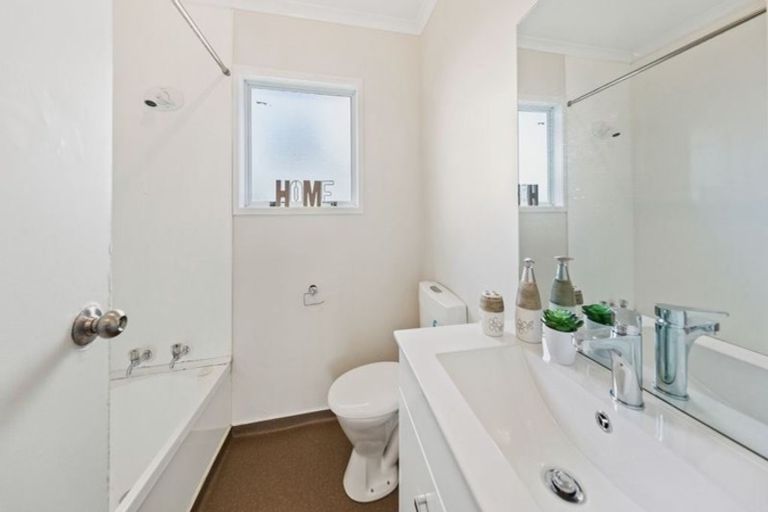 Photo of property in 2/20 Solveig Place, Randwick Park, Auckland, 2105