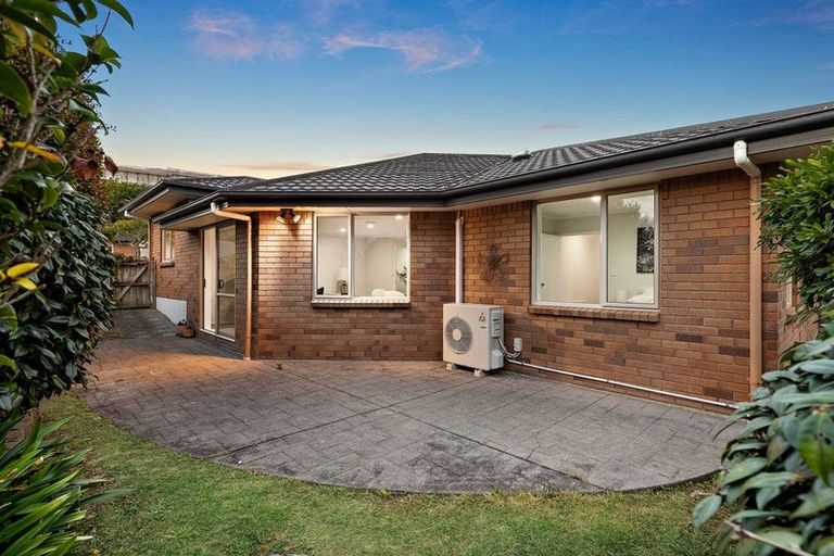 Photo of property in 5 Sunvista Avenue, Oteha, Auckland, 0632