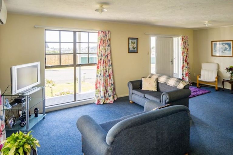 Photo of property in 17 Cleat Street, Whitby, Porirua, 5024