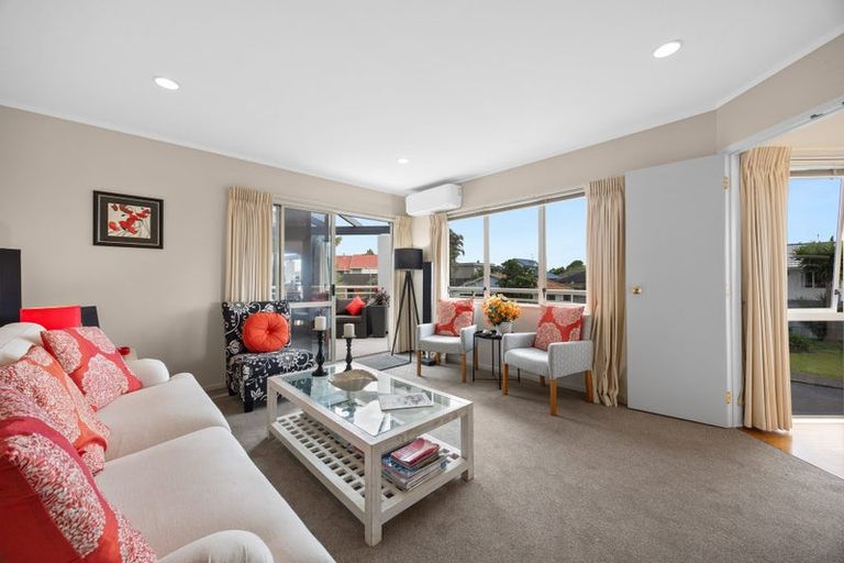 Photo of property in 6 Harbour Lights Close, West Harbour, Auckland, 0618