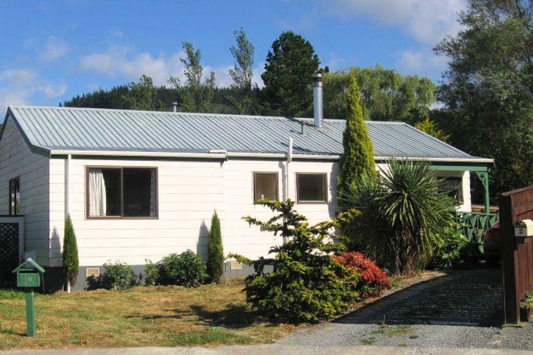Photo of property in 10 Edmund Lomas Grove, Birchville, Upper Hutt, 5018