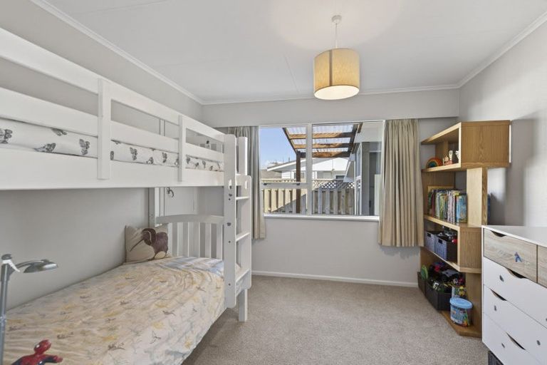 Photo of property in 25 Waiwera Place, Merrilands, New Plymouth, 4312