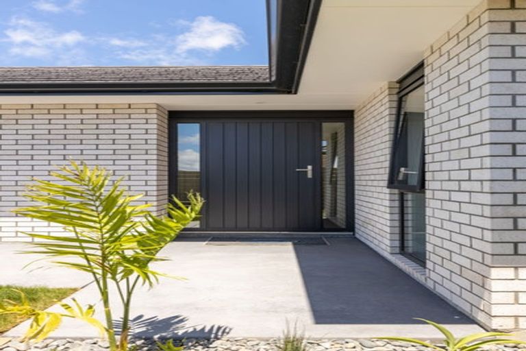 Photo of property in 8 Oakmont Crescent, Waiwhakaiho, New Plymouth, 4312