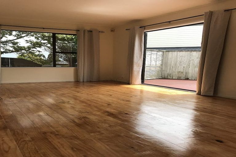 Photo of property in 1/19 Tree View Avenue, Glenfield, Auckland, 0629