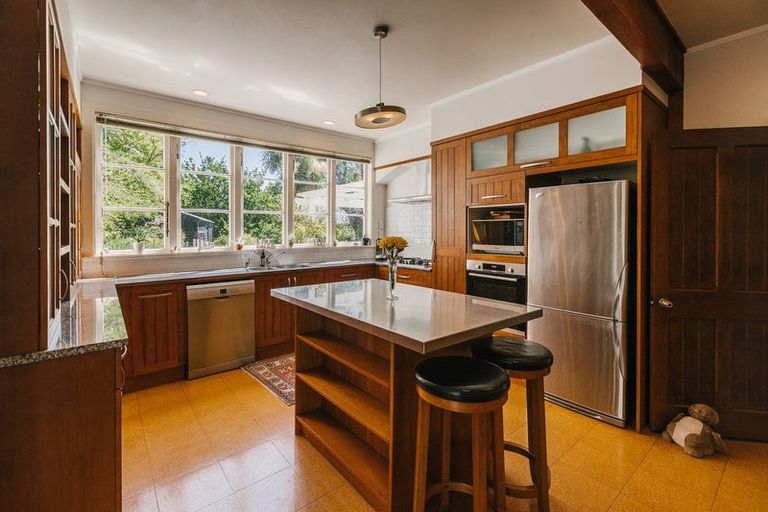 Photo of property in 200 Aokautere Drive, Fitzherbert, Palmerston North, 4471