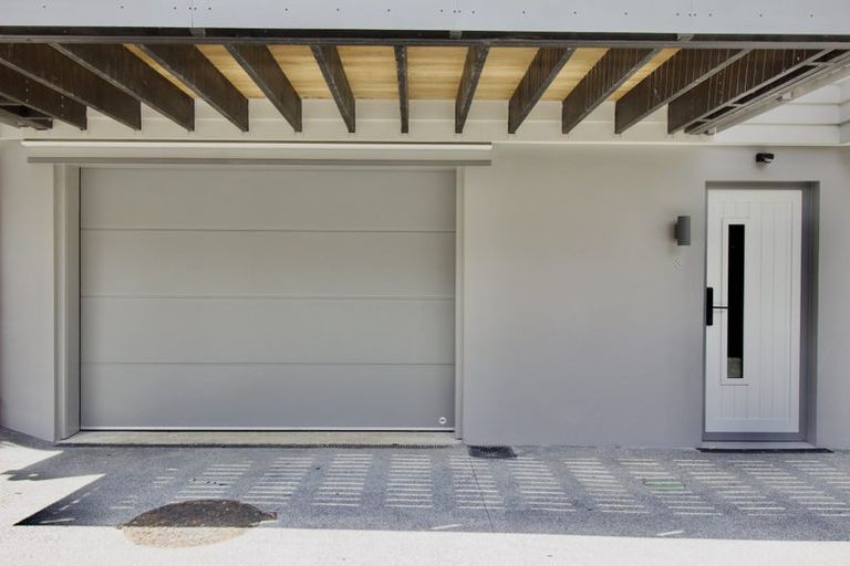 Photo of property in 3/94 Target Road, Totara Vale, Auckland, 0629