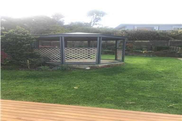 Photo of property in 20 Cotswold Crescent, Newlands, Wellington, 6037