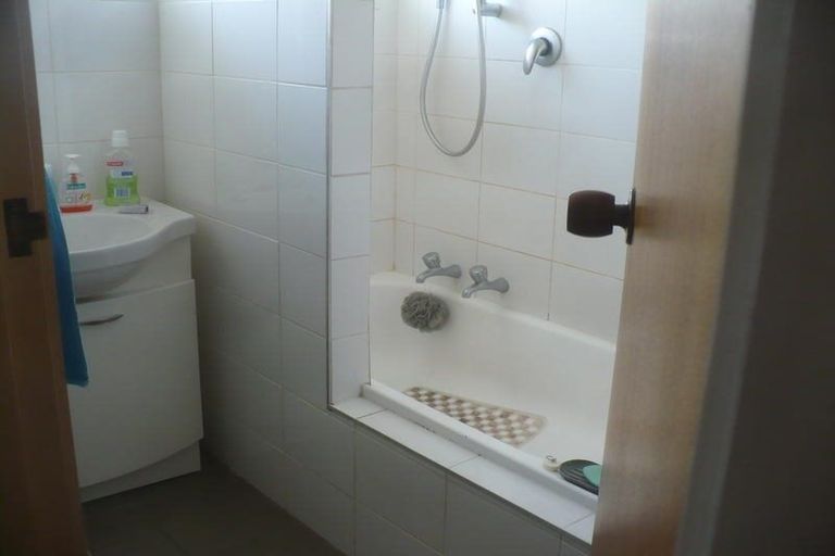 Photo of property in 2/1b Divich Avenue, Te Atatu South, Auckland, 0610