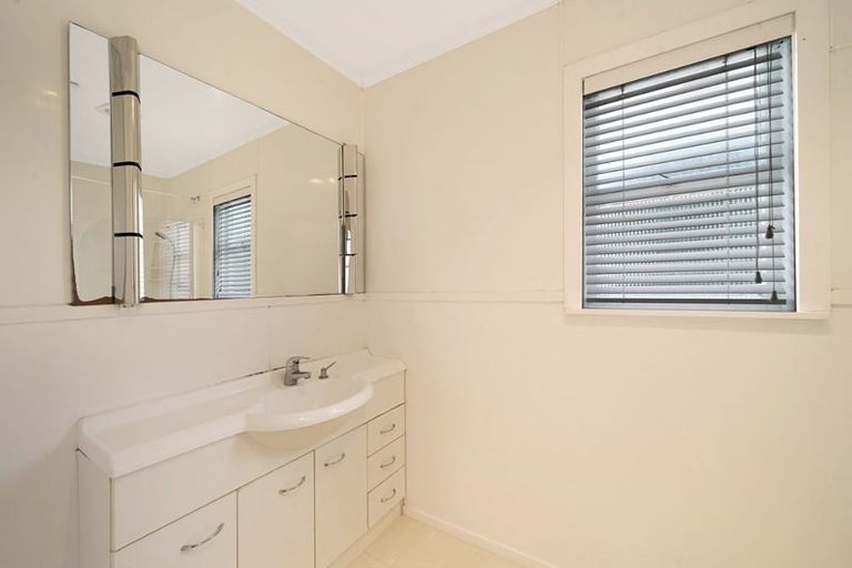 Photo of property in 16 Coniston Avenue, Te Atatu South, Auckland, 0610