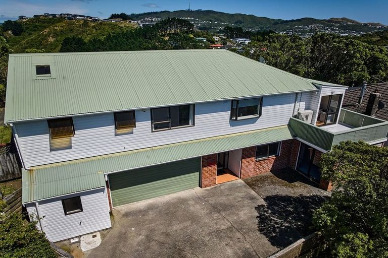 Photo of property in 20 Lyndfield Lane, Newlands, Wellington, 6037