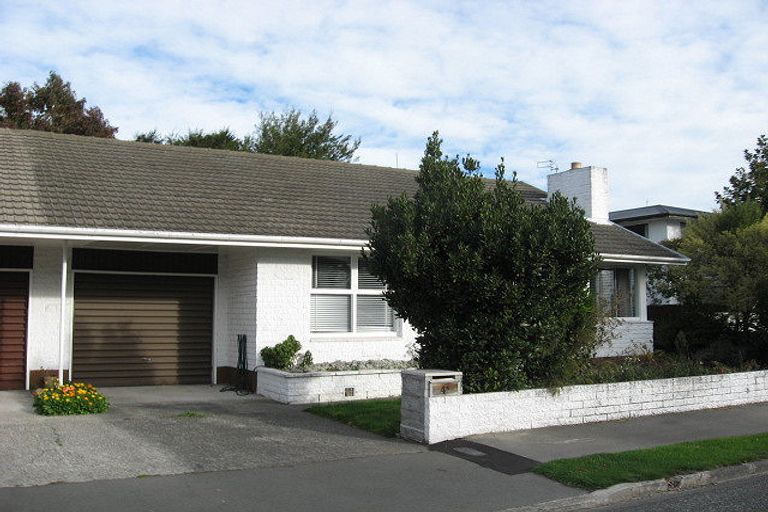 Photo of property in 2/4 Farnham Place, Ilam, Christchurch, 8041