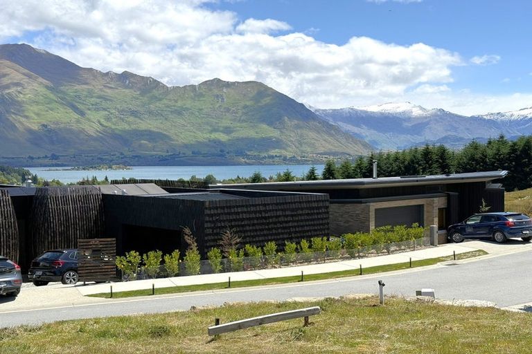 Photo of property in 16 Akitu Rise, Wanaka, 9305